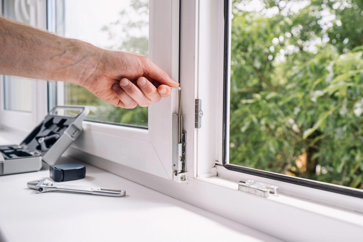 Инженер производит замер оконного проёма